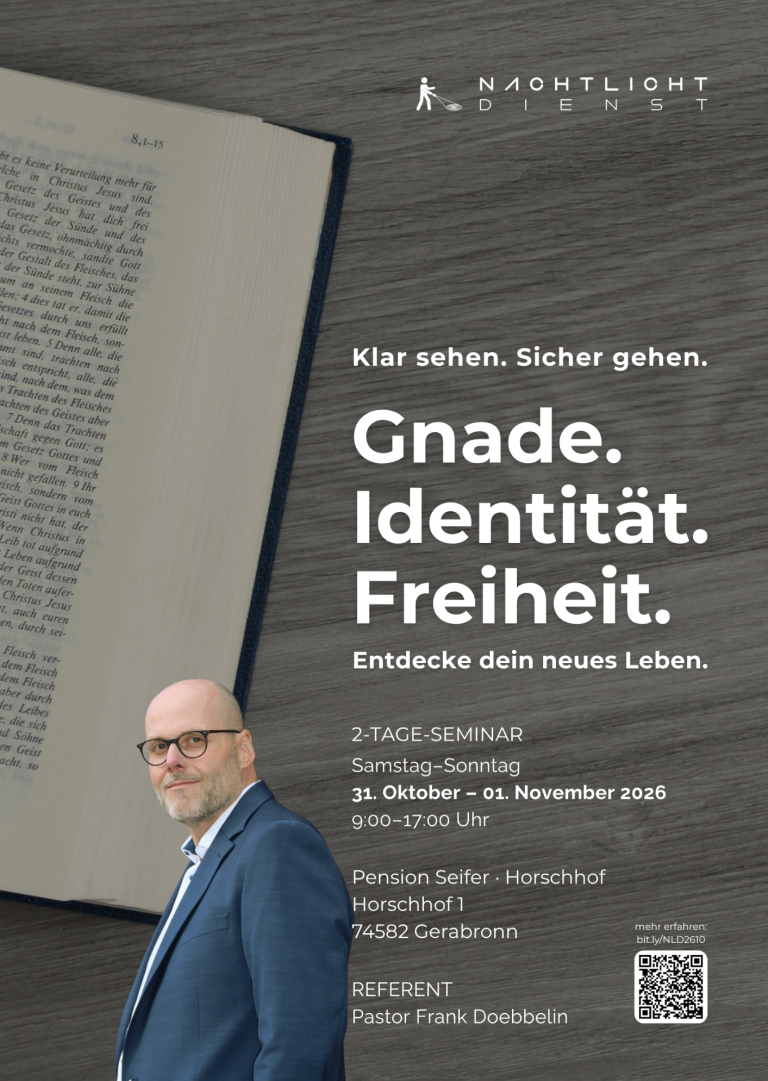 Seminar-Poster: "Gnade. Identität. Freiheit." Aufgeschlagene Bibel (Römerbrief) auf Holzuntergrund. Neben Bibel: Seminartitel und Veranstaltungsdaten. Klar sehen. Sicher gehen.