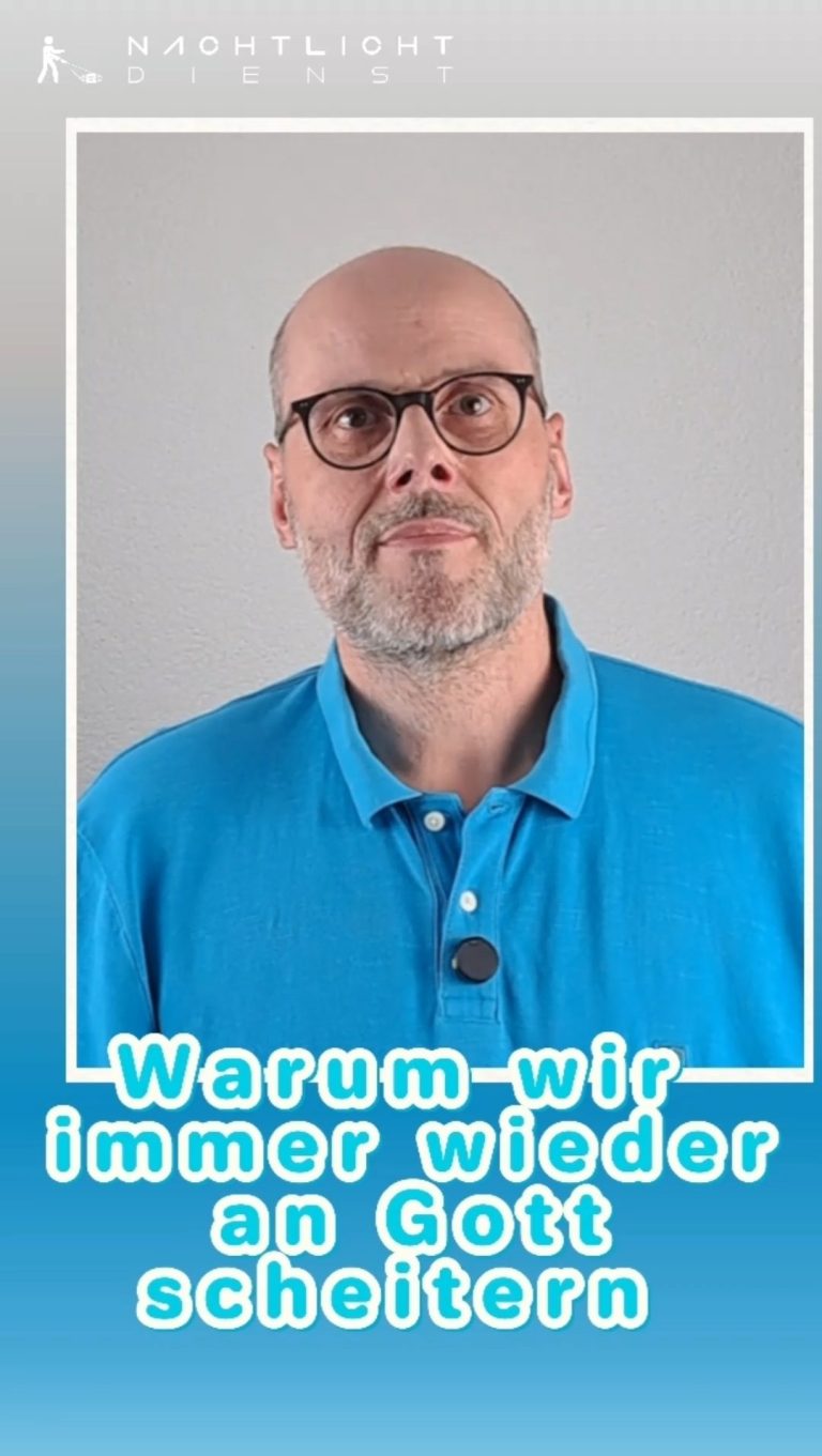 Mann mit Brille lächelt neben einem Modell eines Leuchtturms. Text: "Zweifellos glauben?"